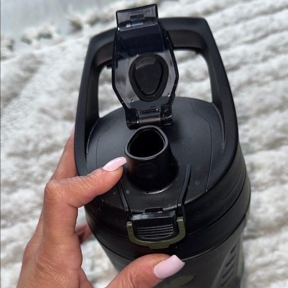 Under Armour Black and Olive Green water jug - 32oz - Picture 4 of 6